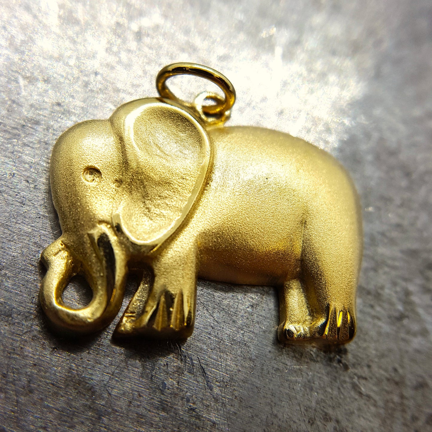 18 karat yellow gold african elephant pendant