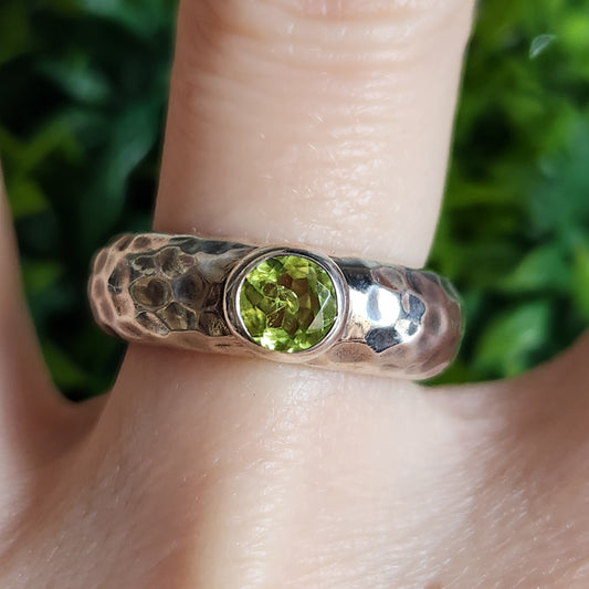 925 Sterling Silver Hammered Peridot Ring