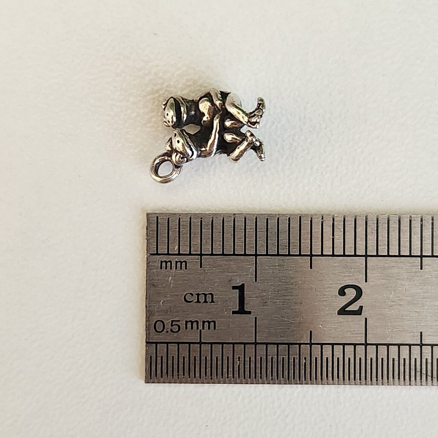925 Sterling Silver Hugging Frogs Charm