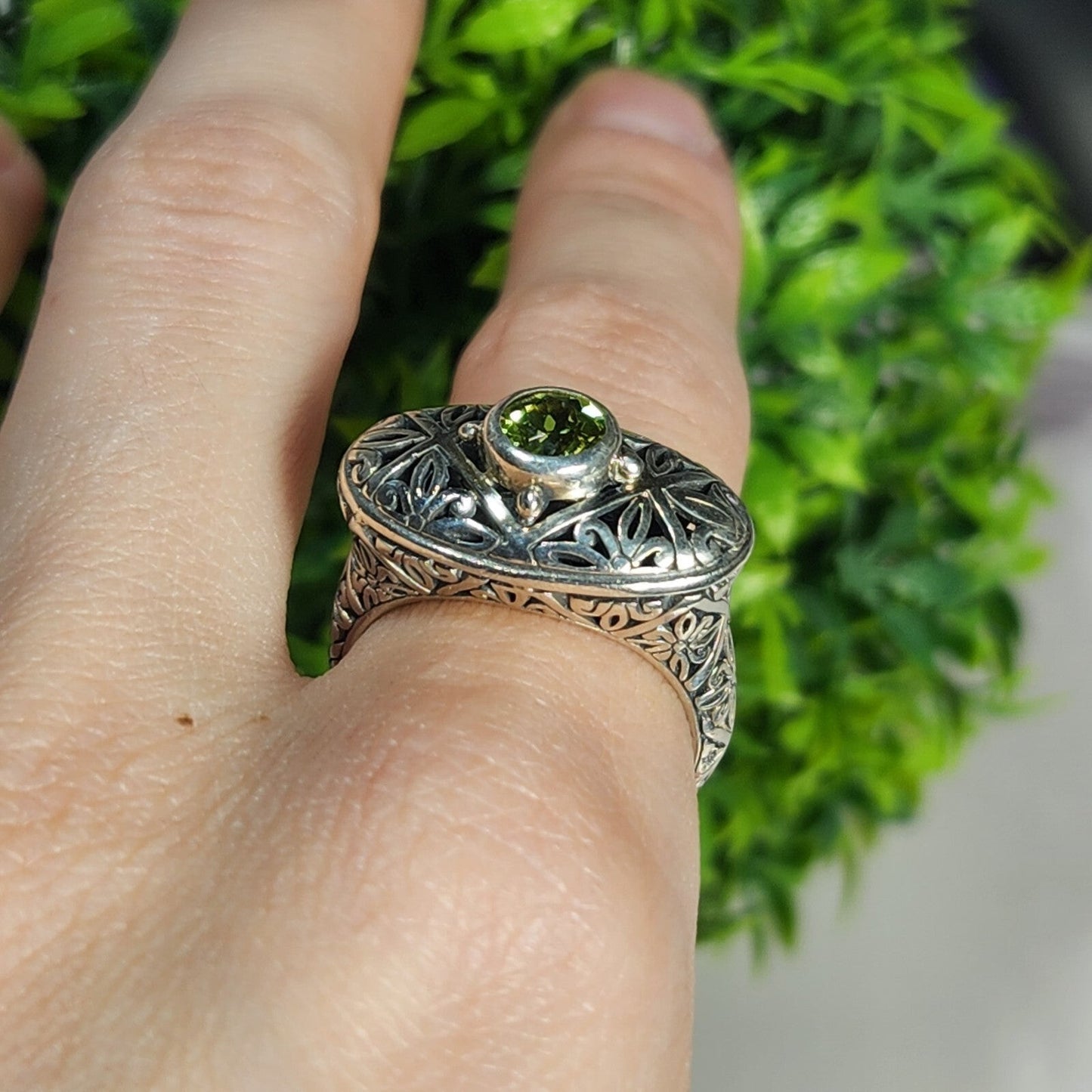 925 Sterling Silver Peridot Pierced Ring