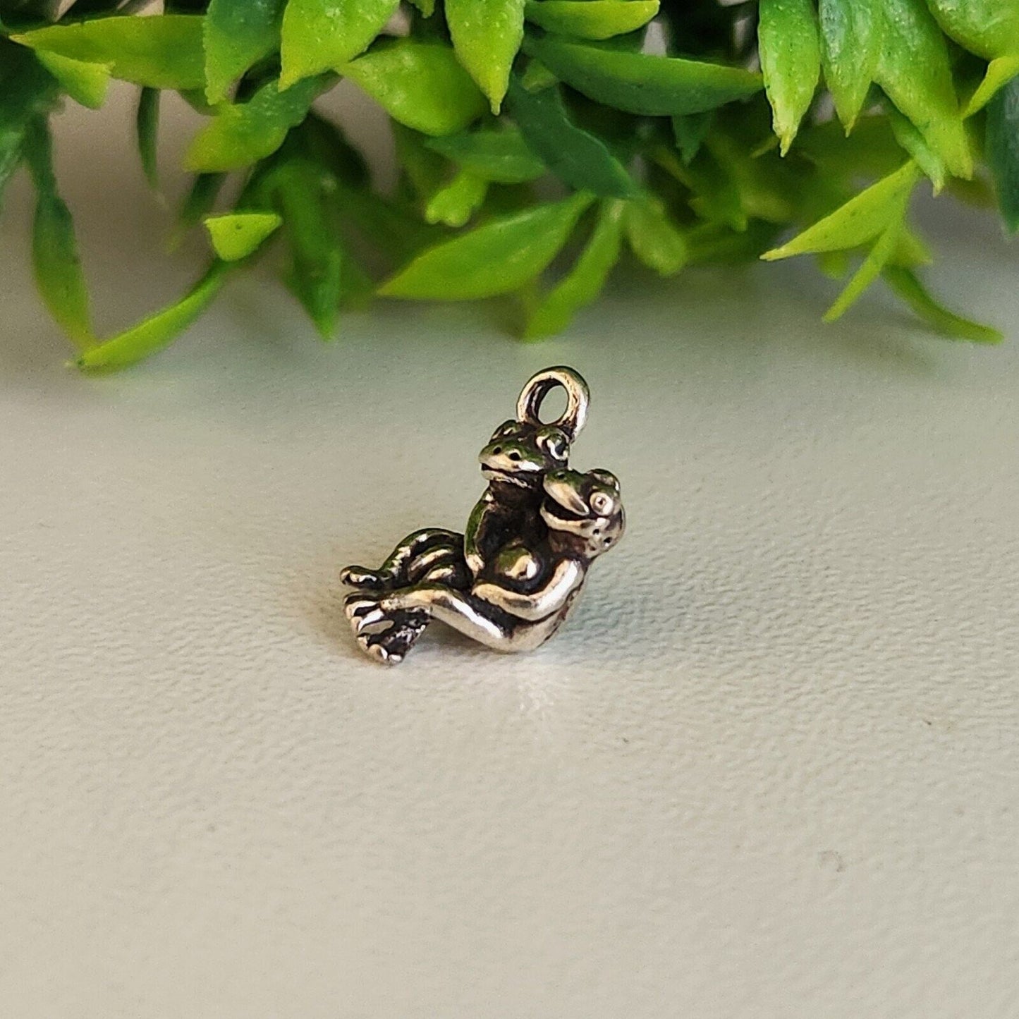 925 Sterling Silver Hugging Frogs Charm