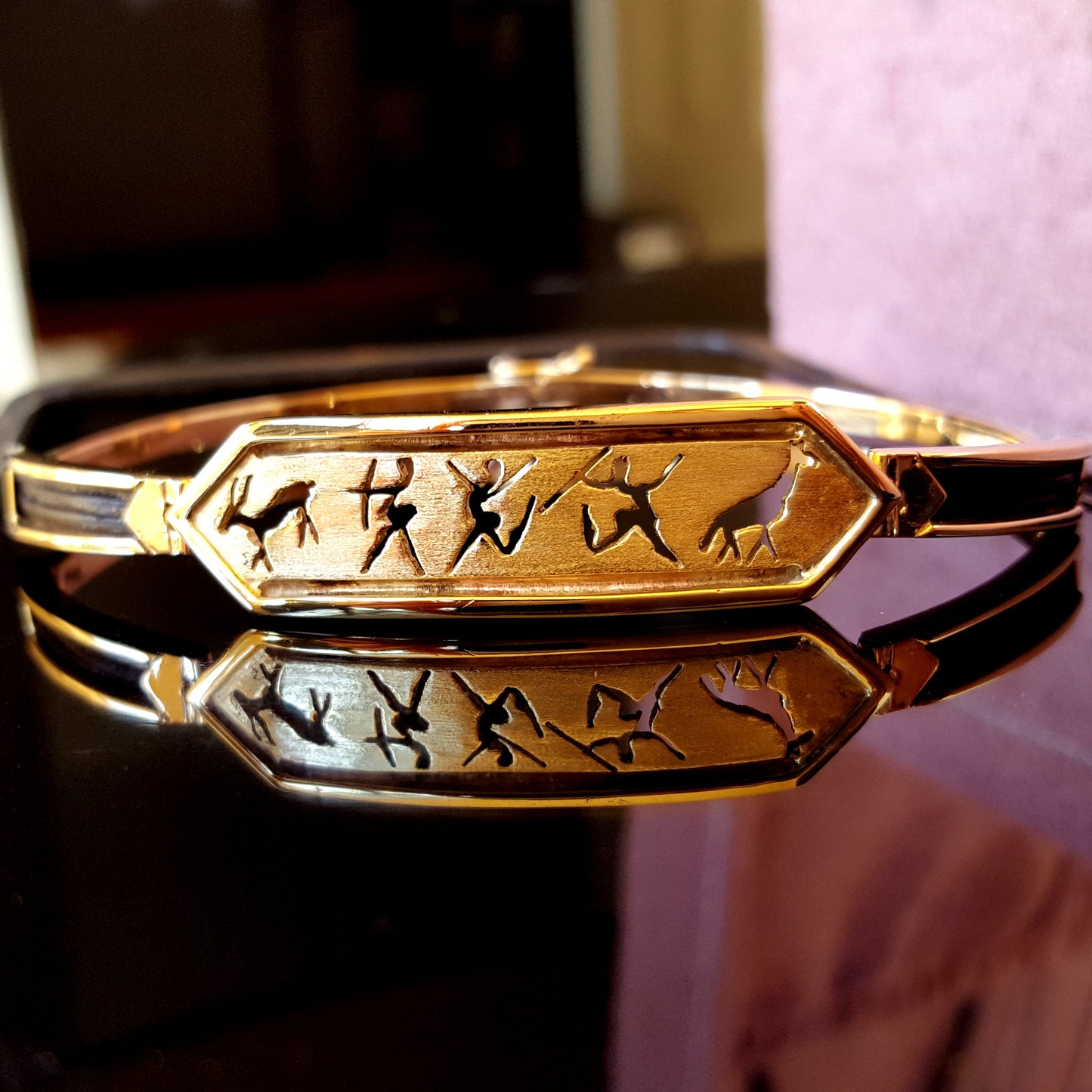 18 karat yellow gold africa rock art bangle bracelet with elephant hair