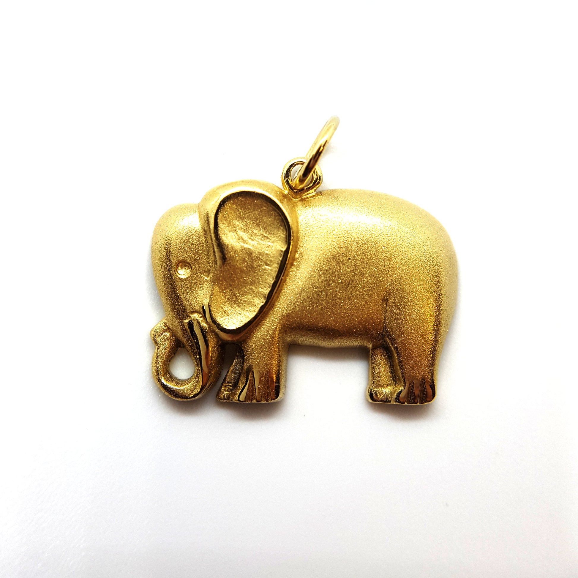 18 karat yellow gold african elephant pendant