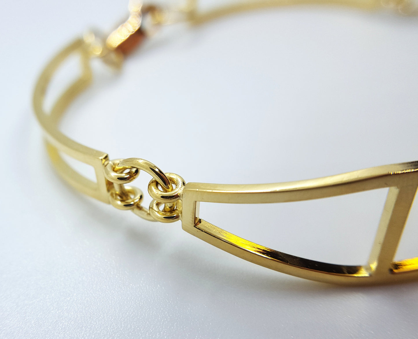 18 karat yellow gold and diamonds african elephant bracelet bangle